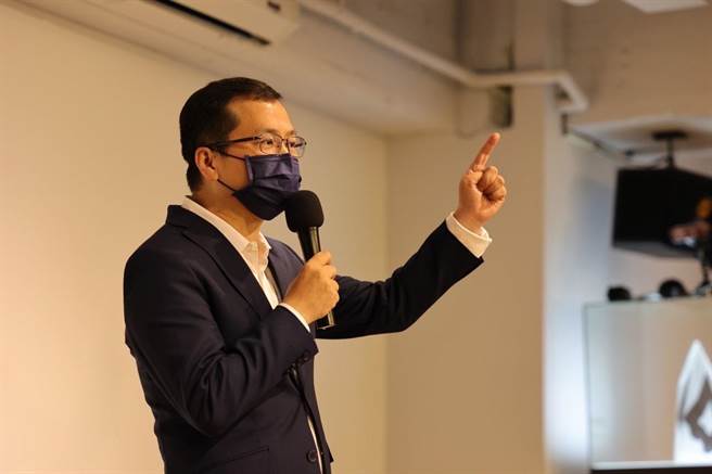 國民黨台北市議員羅智強今天凌晨在臉書宣布，參選桃園市長，對於未來是否請辭台北市議員，他表示再思考一段時間。（羅智強辦公室提供／游念育台北傳真）