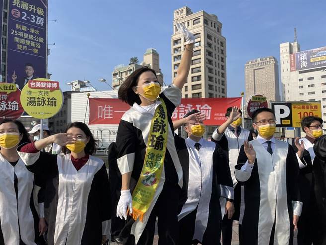 高雄前金新兴苓雅议员参选人汤咏瑜是「台美双律师」，6日一早由12名律师组成后援会，陪她在中山、五福路口拜票。（曹明正摄）