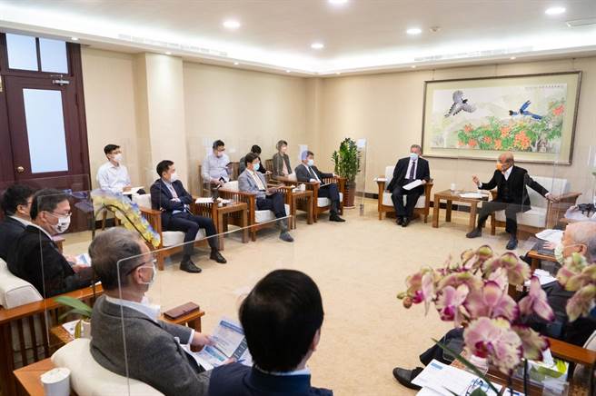 清明連假後首個上班日，行政院長蘇貞昌今召開擴大防疫會議，指揮中心會中表示，規畫調整居家檢疫條件。（行政院提供）