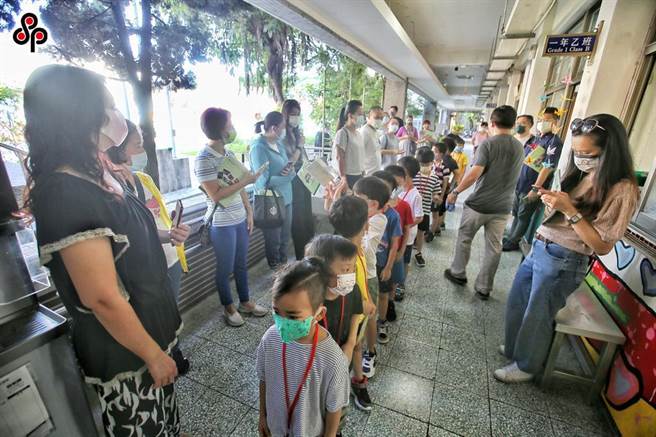 2022年基隆市国中国小新生即将申请报到，基隆市政府提醒，家长不用亲自到校办理，在网路就能完成手续。（本报资料照片）