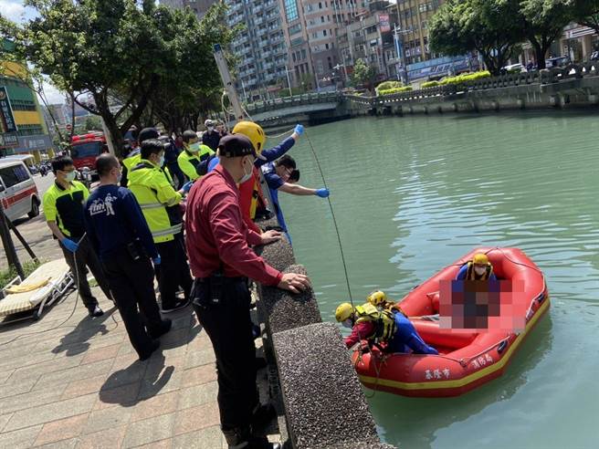 基隆一名男子不明原因墜落田寮河，消防人員救起時已無生命跡象，目前於醫院救治中。（基隆市消防局提供／陳彩玲基隆傳真）