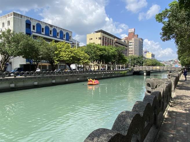 基隆一名男子不明原因墜落田寮河，消防人員救起時已無生命跡象，目前於醫院救治中。（基隆市消防局提供／陳彩玲基隆傳真）