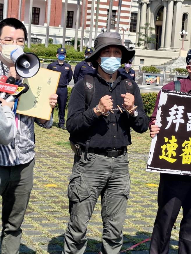 家长铐上挂满纸烟的手铐，象徵毒害迫人。（陈鸿伟摄）