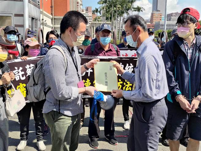总统府专委彭盛昌（右）接过家长的陈情书。（陈鸿伟摄）