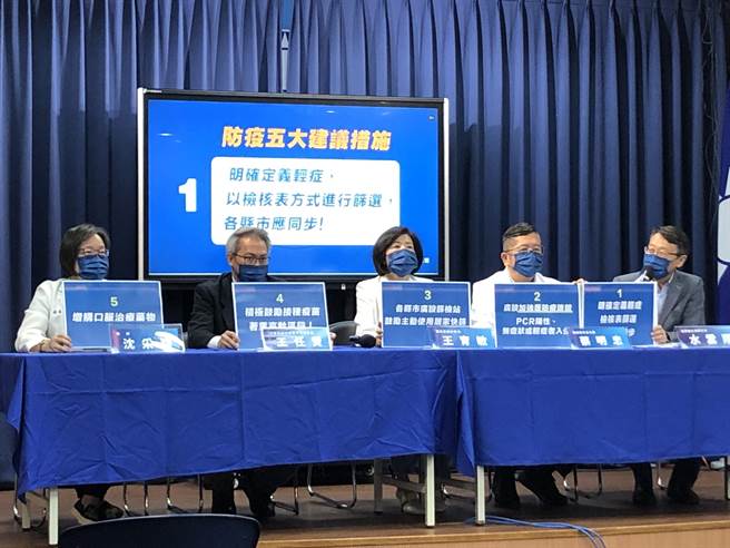 國民黨上午舉行「疫情狂燒，全民恐慌 國民黨建議政府提高疫苗施打率、規劃防疫措施」記者會。（趙婉淳攝）