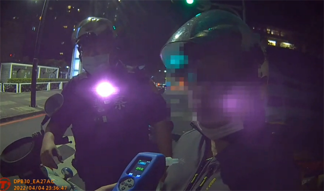 叶姓骑士因闯红灯遭拦查发现酒驾。（翻摄照片／高雄洪靖宜传真）