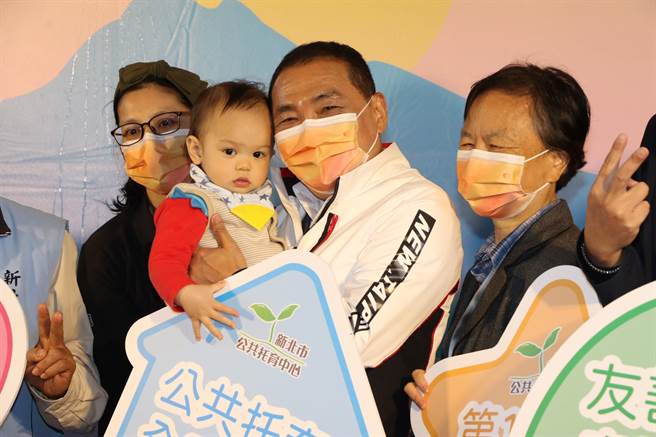 育儿津贴与育婴留停去年8月起即可同时併领，今年8月会再调高金额，新北市社会局提醒家长申请，莫让权益睡着了。（新北市社会局提供）