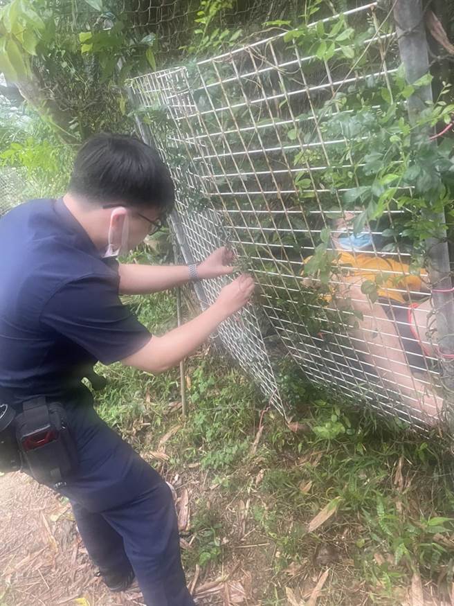 員警徒手轉開鐵絲，救出老翁。（翻攝畫面）