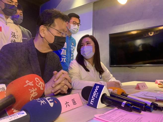 党内「战斗蓝」老大、中广董事长赵少康（左）今陪同前主播柳采葳登记参选北市议员。（黄婉婷摄）