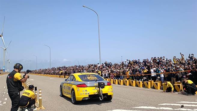 「打龟号」急速奔驰风车大道，现场欢呼声不绝于耳。（陈淑娥摄）