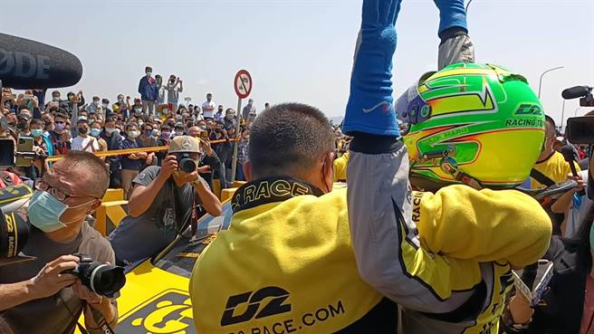 赛车选手郭国信与廖老大开心握手相拥。（陈淑娥摄）