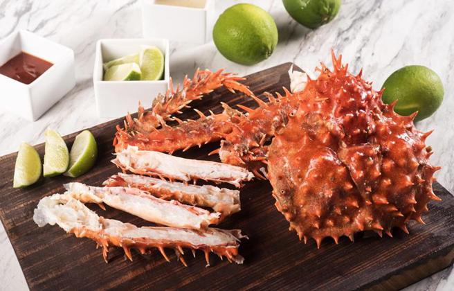 （六福万怡酒店抢母亲节商机，双人吃叙日泰美味，送限量帝王蟹。图／六福旅游集团提供）