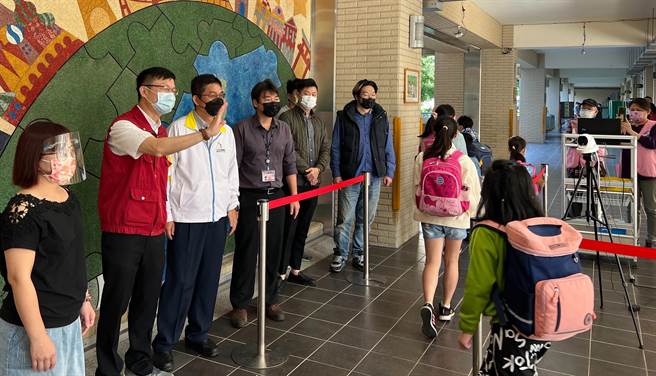 連假後首日上課，新北市教育局長到校園視察防疫措施。（新北市教育局提供）