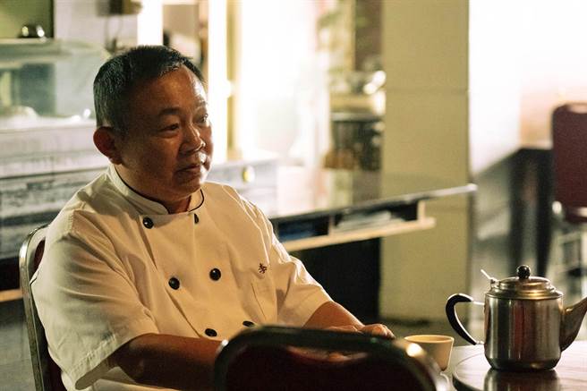 郑志伟饰演继承家业、照顾老母的长男。（中天娱乐台提供）