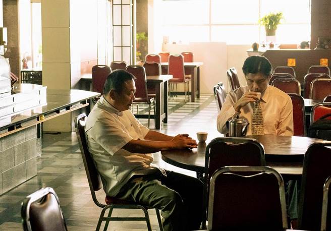 郑志伟剧中面临弟弟回来要求卖地分家产。（中天娱乐台提供）