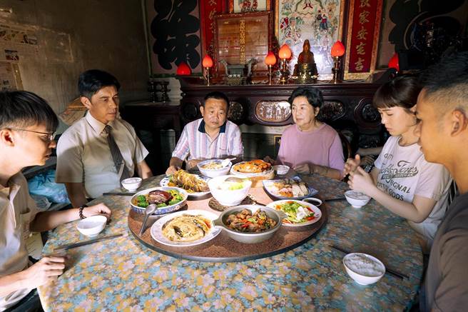 剧中一家人坐在圆桌上吃到已逝父亲所留下的家传味道。（中天娱乐台提供）