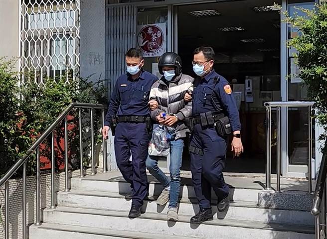 55歲徐姓男子行竊民眾放置在機車上的安全帽、手機架及照後鏡，被警方依竊盜罪嫌移送法辦。（讀者提供／洪榮志台南傳真）