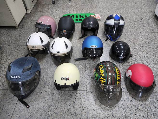 警方起出徐男偷來的安全帽等贓物。（讀者提供／洪榮志台南傳真）