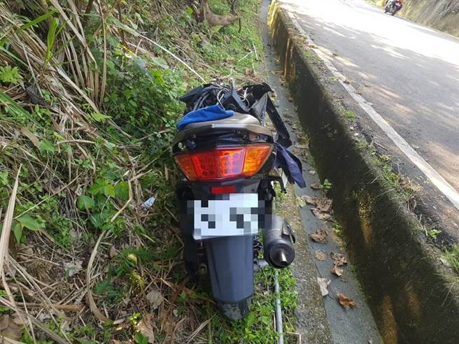 家住南投县的30岁洪姓男子5日骑乘机车沿着长龙路四段往一江桥方向行驶，疑似不明原因碰撞边坡。（民眾提供／卢金足台中传真）