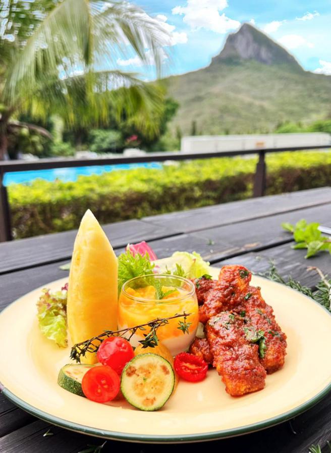 （华泰瑞苑MU LOUNGE早午餐开卖，客人可以大尖山美景佐餐。图／华泰瑞苑提供）