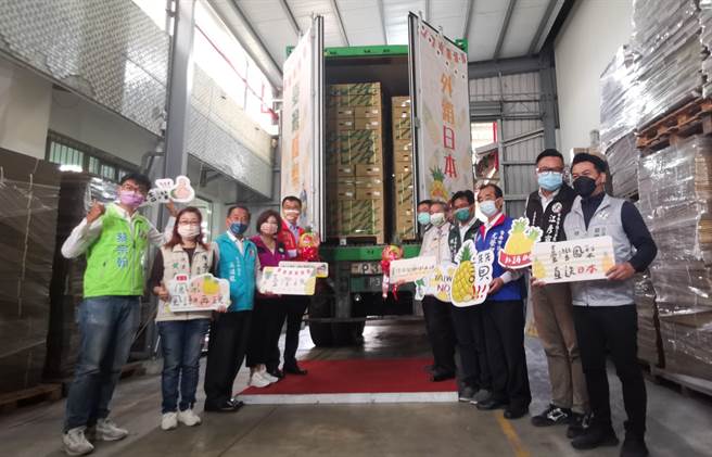 台灣鳳梨出口日本市場傳佳績，農委會主委陳吉仲(左五)6日親自到台南金子宏公司參加封櫃儀式。（劉秀芬攝）