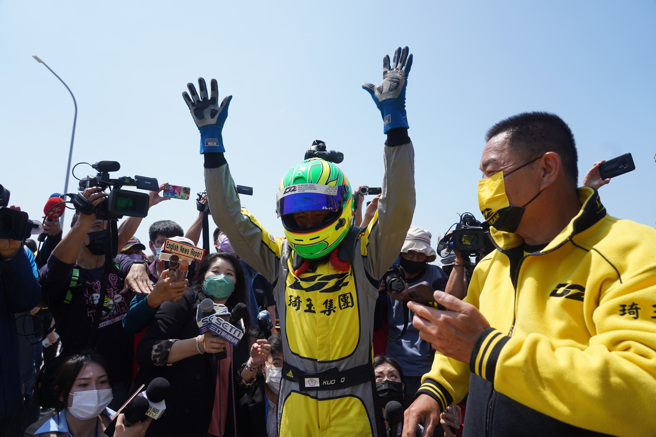「廖老大」自費改裝進口車「打龜號」，6日在台中港進行0到400公尺直線加速實測，確定打破中國網紅「杰爺」的8.93秒紀錄。圖為最後一趟回到終點，車手郭國信高舉雙手接受大家歡呼。（圖／中央社提供）