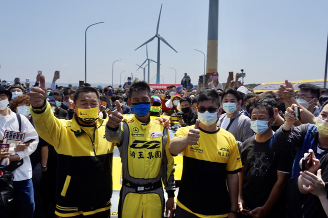 廖老大團隊6日在台中風車大道實測零四獲得佳績。圖左起為廖志賢、駕駛「打龜號」的車手郭國信及此次改裝的靈魂人物林大安。（圖／中央社提供）