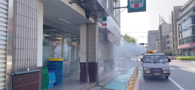 新竹县6日新增11名确诊案例，县府也针对外县市确诊者来访的足迹消毒。（新竹县府提供／邱立雅竹县传真）