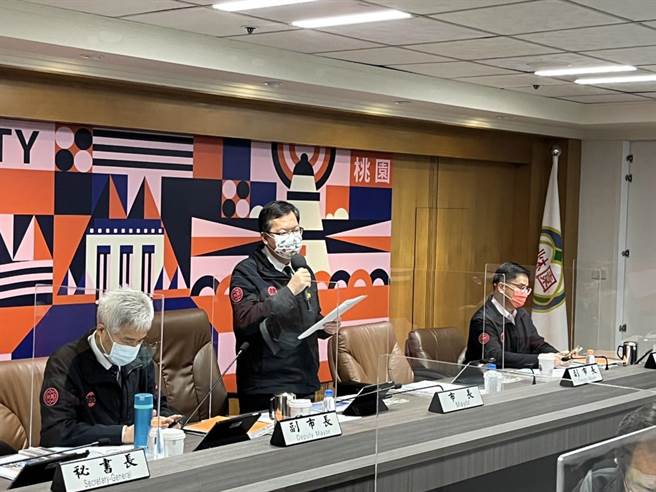 桃园市长郑文灿6日主持市政会议，他提及桃园人口平均年龄约40.51岁，为6都最年轻城市。（陈梦茹摄）