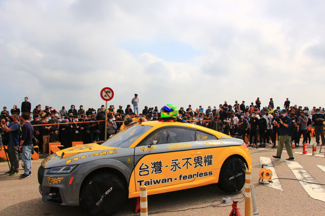  廖老大D2團隊6日在台中港進行直線加速拍攝，吸引許多民眾到場觀看。（圖／中央社提供）