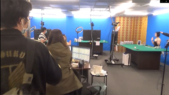 刑事局侦查第六大队破获赌博机房，现场穿着清凉的女荷官正在直播。(警方提供／林欣仪台中传真)