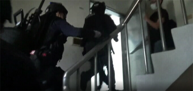 警方荷枪实弹攻坚，顺利破获赌博机房。(警方提供／林欣仪台中传真)