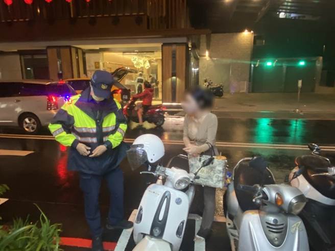 22岁谢姓女子（右）向员警说，自己可能太早起床没有睡饱，才会忘记自己机车停放位置，感谢警方耐心协助。（台中市警第三分局提供／张妍溱台中传真）