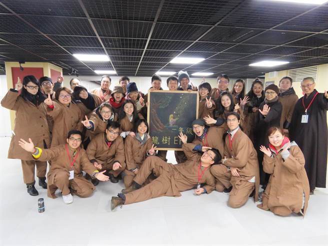 愈來愈多年輕人學佛，透過供養佛法的良善正向能量，分享生命價值觀。（靈鷲山佛教教團提供）