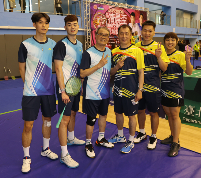 清晨盃羽球賽親子組，東奧金牌王齊麟與李洋都與家人報名參賽，呼籲國人多珍惜與家人相聚時光。(大會提供)