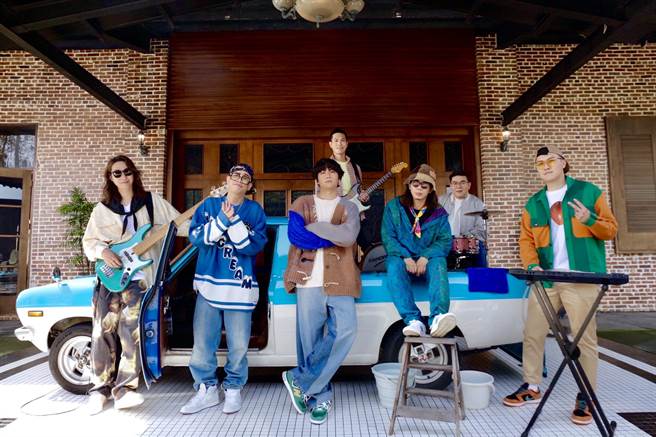 宇宙人新歌〈自己来〉MV找违法一起重现自得其乐的宅家日常。（相信音乐提供）