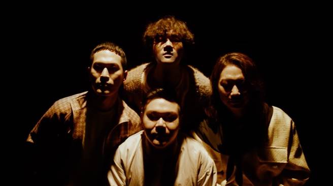 宇宙人在〈自己来〉MV神还原经典Pose致敬皇后合唱团。（相信音乐提供）