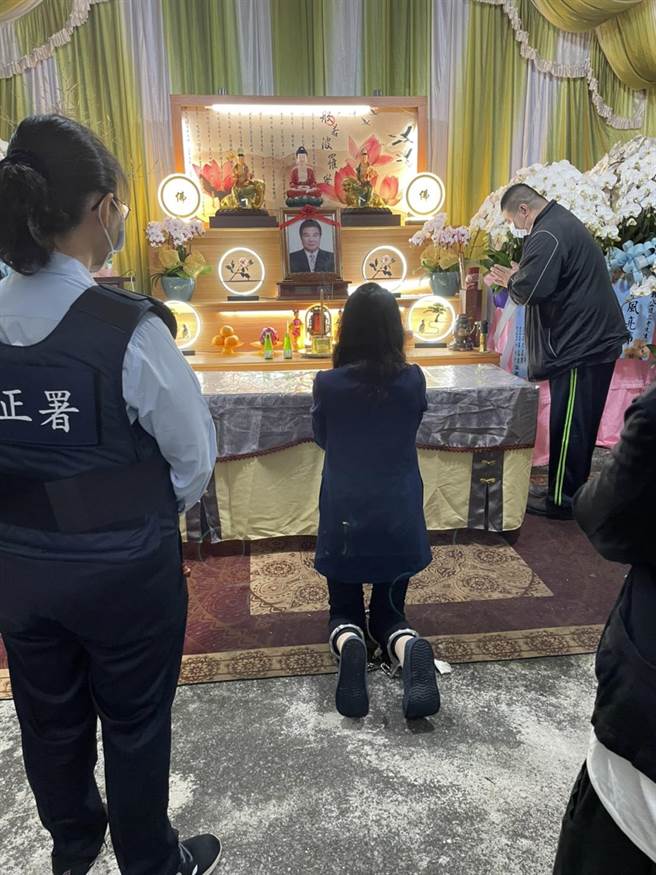 嘉义市议员戴寧日前戴戴着手铐脚镣跪在父亲灵前悲泣。（读者提供／廖素慧嘉市传真）