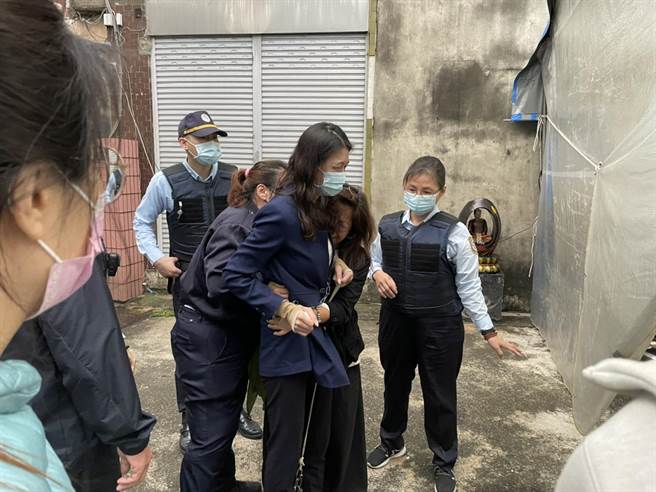 嘉义市议员戴寧日前戴着手铐脚镣回家奔丧，母亲悲泣紧紧抱着她。（读者提供／廖素慧嘉市传真）