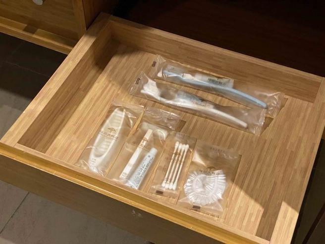 飯店備品齊全，有時甚至有針線包 (圖/中時新聞網)
