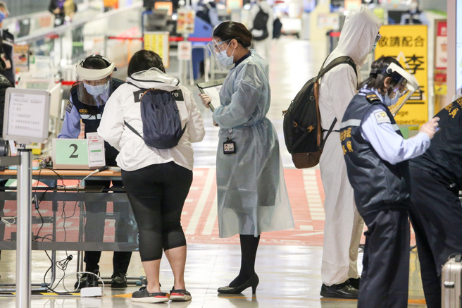 即日起放宽居家隔离规定，并视疫情发展滚动调整。图为旅客入境的画面。（本报系资料照）