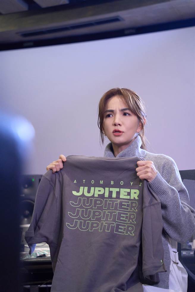 Ella拿着选手送的木星团服。（野火娱乐提供）