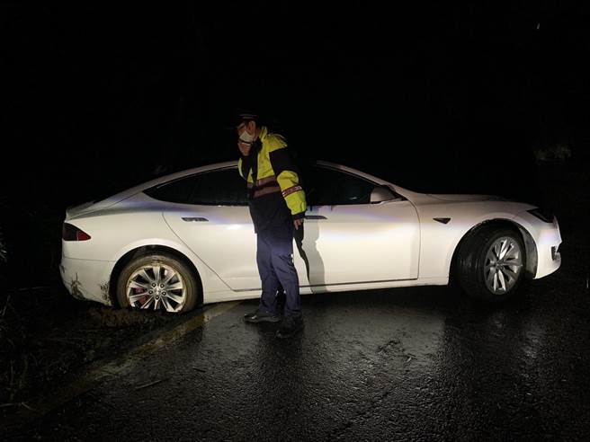 警方到場協助救援。（翻攝照片／李京昇苗栗傳真）
