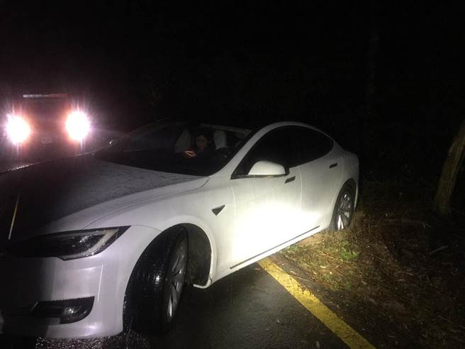 潘男駕駛特斯拉卻因路況不熟卡在泥濘中。（翻攝照片／李京昇苗栗傳真）