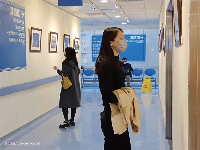 来院民眾欣赏摄影作品。（童综合医院提供）