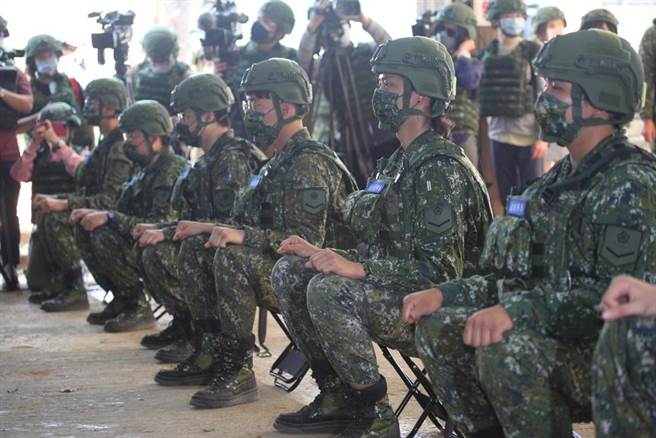 国防部今天表示，新旧制教育召集人员若有疑似症状者，只要检附佐证文件传真至县市后备指挥部，就可办理免召。（本报资料照）