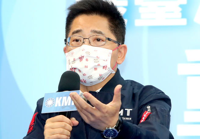  国民党秘书长黄健庭6日针对副秘书长罗智强宣布参选桃园市长进行说明，黄健庭红着眼睛表示，虽然经过不断的沟通但是罗智强还是在未告知主席与他的情况下宣布参选，对此感到遗憾罗智强没有考虑到党的整体布局。黄健庭强调国民党目前为止所有县市都没有採用初选方式，党中央还会继续做民调，最后不排除以徵召方式处理。（郑任南摄）