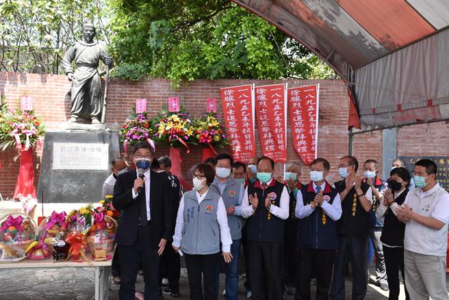 客委会主委杨长镇、苗栗县副县长邓桂菊6日同来致祭追思徐骧。（谢明俊摄）