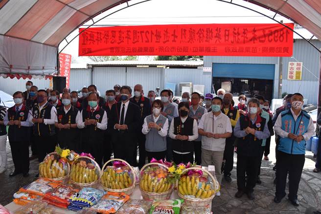 客委会主委杨长镇、苗栗县副县长邓桂菊6日同来致祭追思徐骧。（谢明俊摄）