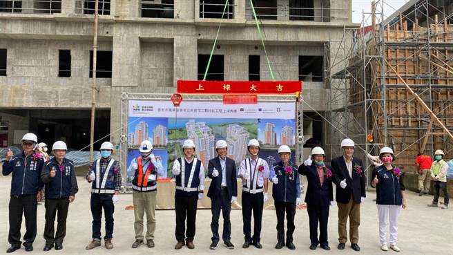 万华青年社宅二期再传跳票，图为去年3月举行上梁典礼。（都发局提供／杨亚璇台北传真）